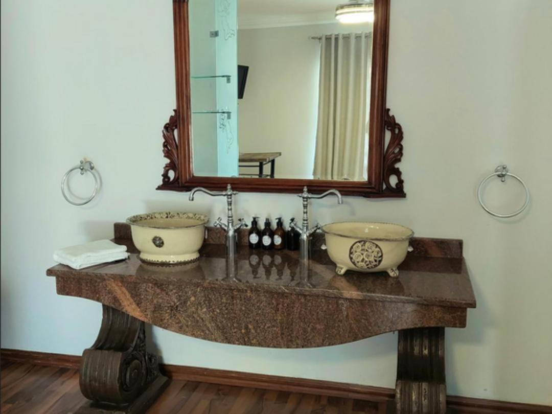 Art And Soul Restaurant, Accommodation, French Bar And Art Gallery بارايس الغرفة الصورة